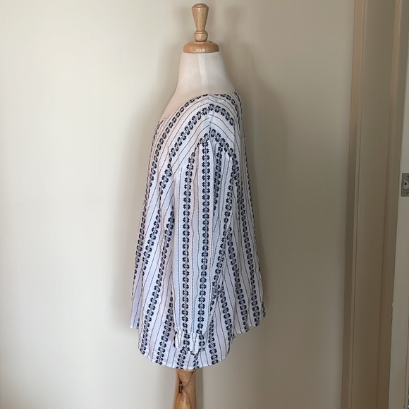 EUC Woman’s XL Croft & Barrow V~Neck Floral Embroidered 3/4 Sleeve Top - Picture 4 of 7